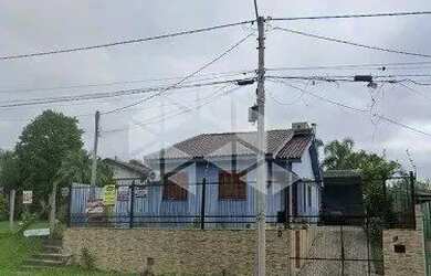 Imagem: A casa possui 3 Dormitórios, 1 Banheiro, 2 Vagas na garagem