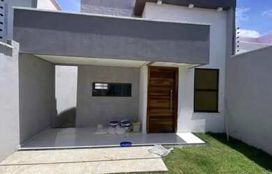 Imagem: A casa possui 3 Dormitórios, 2 Banheiros, 1 Vaga na garagem