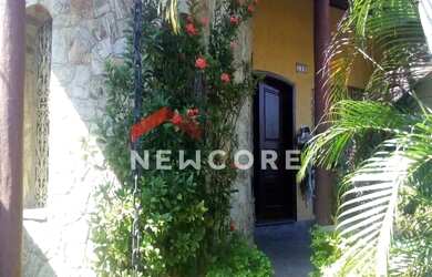 Imagem: A casa possui 4 Dormitórios, 5 Banheiros, 5 Vagas na garagem