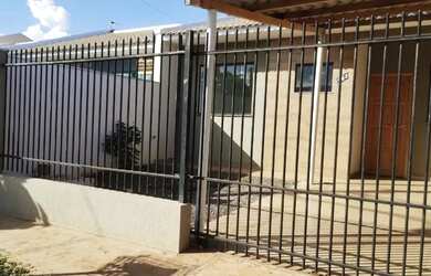 Imagem: A casa possui 2 Dormitórios, 2 Banheiros, 2 Vagas na garagem