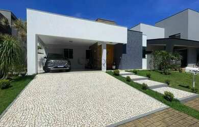 Imagem: A casa em condomínio possui 4 Dormitórios, 5 Banheiros, 4