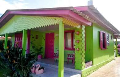 Imagem: A casa possui 4 Dormitórios, 3 Banheiros, 1 Vaga na garagem