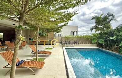 Imagem: A casa possui 4 Dormitórios, 5 Banheiros, 4 Vagas na garagem