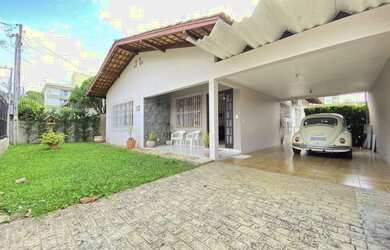 Imagem: A casa possui 3 Dormitórios, 4 Banheiros, 2 Vagas na garagem