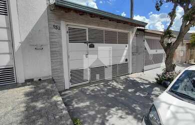 Imagem: A casa à venda possui 2 Dormitórios, 2 Banheiros, 2 Vagas