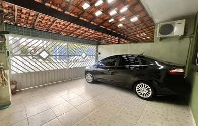 Imagem: A casa possui 3 Dormitórios, 1 Banheiro, 2 Vagas na garagem