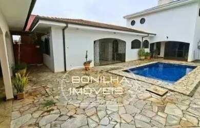 Imagem: A casa à venda possui 4 Dormitórios, 5 Banheiros, 2 Vagas