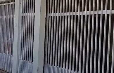 Imagem: A casa possui 4 Dormitórios, 2 Banheiros, 5 Vagas na garagem