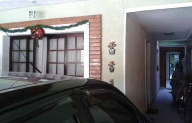 Imagem: A casa possui 3 Dormitórios, 1 Banheiro, 2 Vagas na garagem