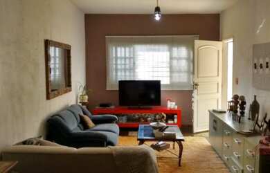 Imagem: A casa possui 3 Dormitórios, 1 Banheiro, 2 Vagas na garagem