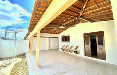 Imagem: A casa possui 3 Dormitórios, 3 Banheiros, 2 Vagas na garagem