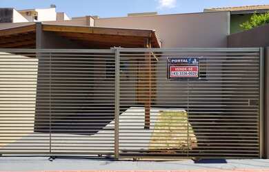 Imagem: A casa possui 2 Dormitórios, 2 Banheiros, 2 Vagas na garagem