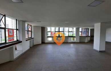 Imagem: O depósito possui 2 Vagas na garagem e 162m² de Área e está