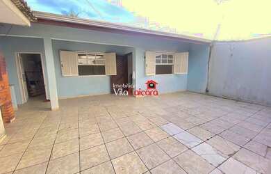 Imagem: A casa possui 2 Dormitórios, 2 Banheiros, 2 Vagas na garagem