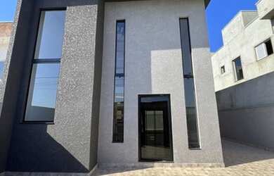 Imagem: A casa possui 3 Dormitórios, 2 Banheiros, 3 Vagas na garagem