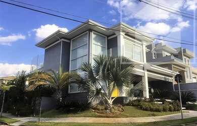 Imagem: A casa possui 4 Dormitórios, 5 Banheiros, 4 Vagas na garagem