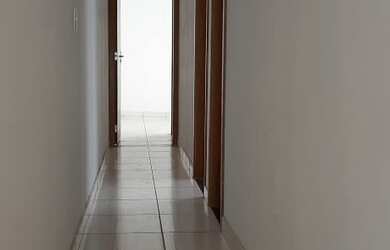 Imagem: A casa possui 3 Dormitórios, 2 Banheiros, 1 Vaga na garagem