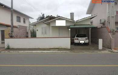 Imagem: A casa possui 5 Dormitórios, 3 Banheiros, 1 Vaga na garagem