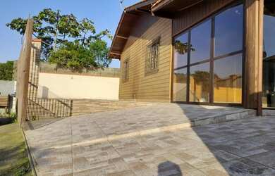 Imagem: A casa possui 5 Dormitórios, 2 Banheiros, 4 Vagas na garagem