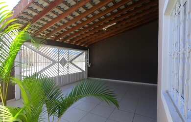 Imagem: A casa possui 3 Dormitórios, 1 Banheiro, 2 Vagas na garagem