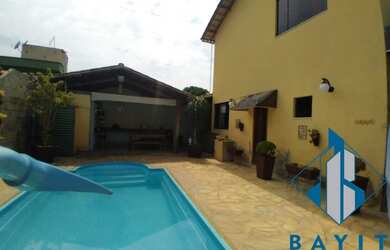 Imagem: A casa possui 3 Dormitórios, 3 Banheiros, 2 Vagas na garagem