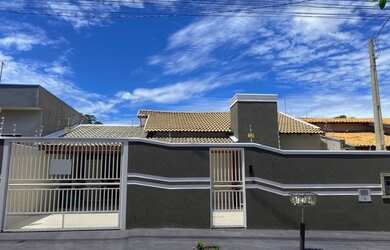 Imagem: A casa possui 3 Dormitórios, 2 Banheiros, 1 Vaga na garagem