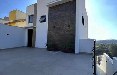 Imagem: A casa possui 3 Dormitórios, 2 Banheiros, 2 Vagas na garagem