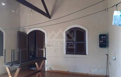 Imagem: A casa possui 3 Dormitórios, 2 Banheiros, 4 Vagas na garagem