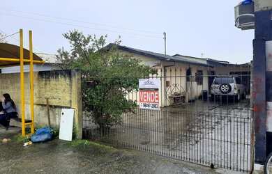 Imagem: A casa possui 3 Dormitórios, 2 Banheiros, 1 Vaga na garagem