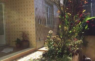 Imagem: A casa possui 3 Dormitórios, 1 Banheiro e 1 Vaga na garagem