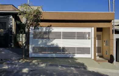 Imagem: A casa possui 3 Dormitórios, 2 Banheiros, 2 Vagas na garagem