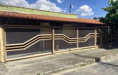 Imagem: A casa possui 3 Dormitórios, 2 Banheiros, 1 Vaga na garagem