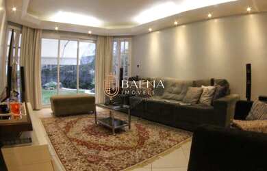 Imagem: A casa possui 4 Dormitórios, 4 Banheiros, 2 Vagas na garagem