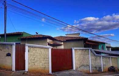 Imagem: A casa possui 3 Dormitórios, 2 Banheiros, 2 Vagas na garagem