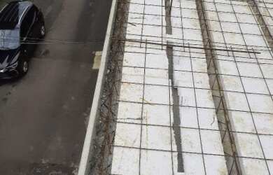 Imagem: A casa possui 2 Dormitórios, 2 Vagas na garagem, 100m² de