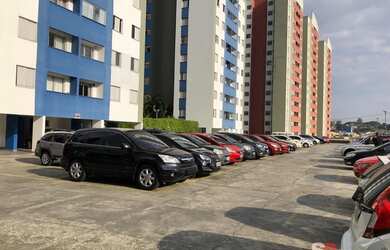 Imagem: O apartamento possui 2 Dormitórios, 1 Banheiro, 1 Vaga na garagem