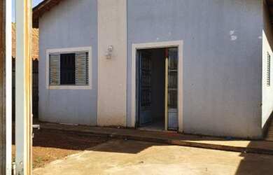 Imagem: A casa possui 3 Dormitórios, 2 Banheiros, 2 Vagas na garagem