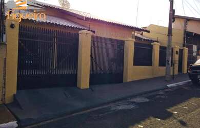 Imagem: A casa possui 5 Dormitórios, 3 Banheiros, 5 Vagas na garagem