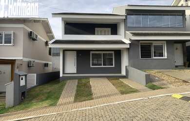 Imagem: A casa possui 3 Dormitórios, 3 Banheiros, 2 Vagas na garagem