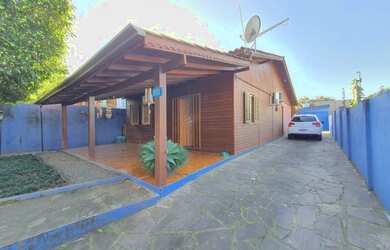 Imagem: A casa possui 3 Dormitórios, 2 Banheiros, 4 Vagas na garagem