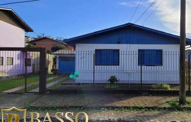 Imagem: A casa possui 3 Dormitórios, 1 Banheiro, 2 Vagas na garagem