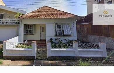 Imagem: A casa possui 3 Dormitórios, 2 Banheiros, 5 Vagas na garagem