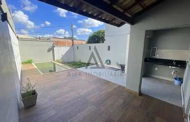 Imagem: A casa possui 3 Dormitórios, 1 Banheiro, 2 Vagas na garagem