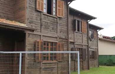 Imagem: A casa possui 5 Dormitórios, 3 Banheiros, 5 Vagas na garagem