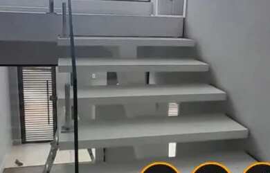 Imagem: A casa possui 3 Dormitórios, 3 Banheiros, 4 Vagas na garagem