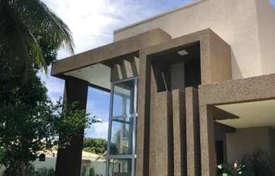 Imagem: A casa possui 4 Dormitórios, 5 Banheiros, 2 Vagas na garagem