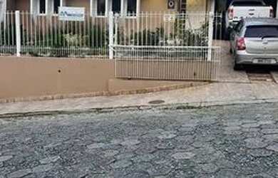 Imagem: A casa possui 3 Dormitórios, 4 Banheiros, 2 Vagas na garagem