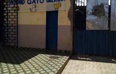 Imagem: A casa possui 2 Dormitórios, 1 Banheiro e 3 Vagas na garagem