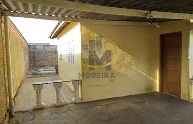 Imagem: A casa à venda possui 2 Dormitórios, 1 Banheiro, 2 Vagas na