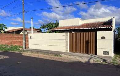 Imagem: A casa possui 2 Dormitórios, 2 Banheiros, 2 Vagas na garagem